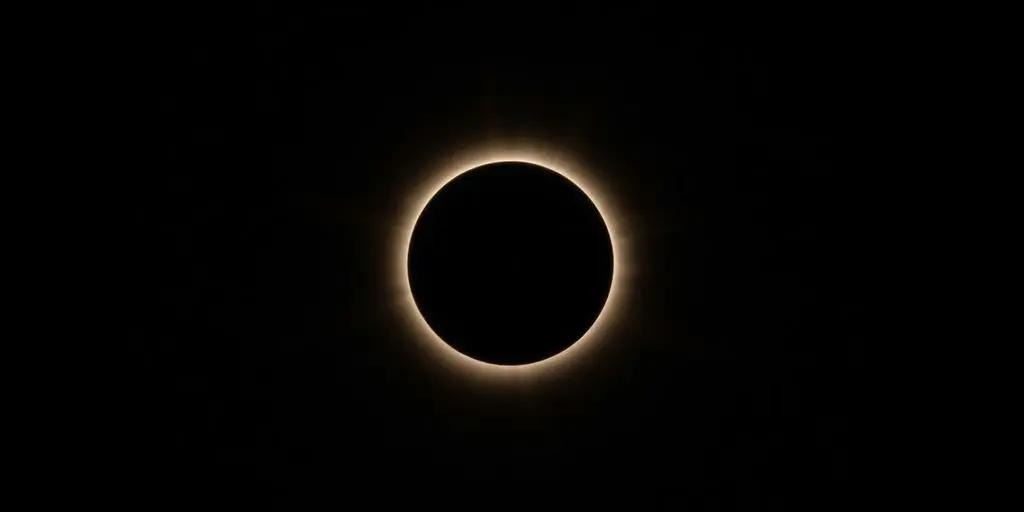 Éclipse solaire partielle sur fond de ciel sombre.