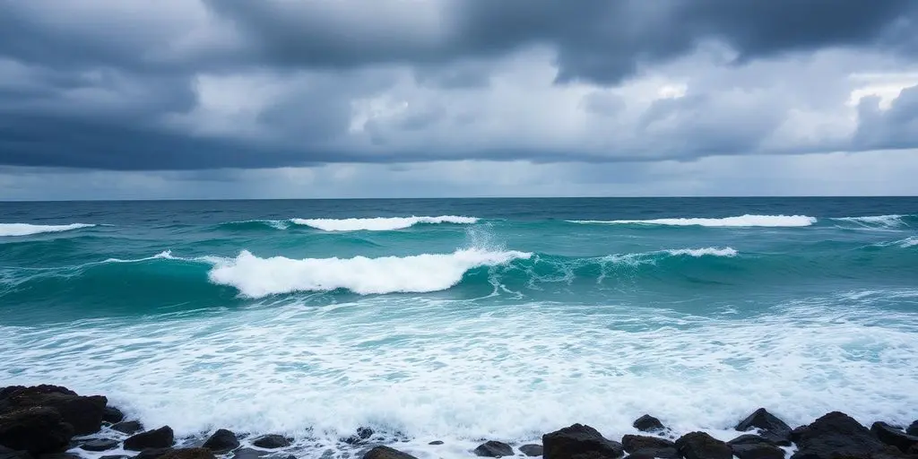 Côte de Tonga avec vagues puissantes et ciel orageux.