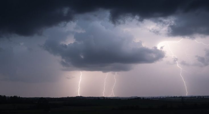 Ciel orageux avec éclairs sur un paysage français.