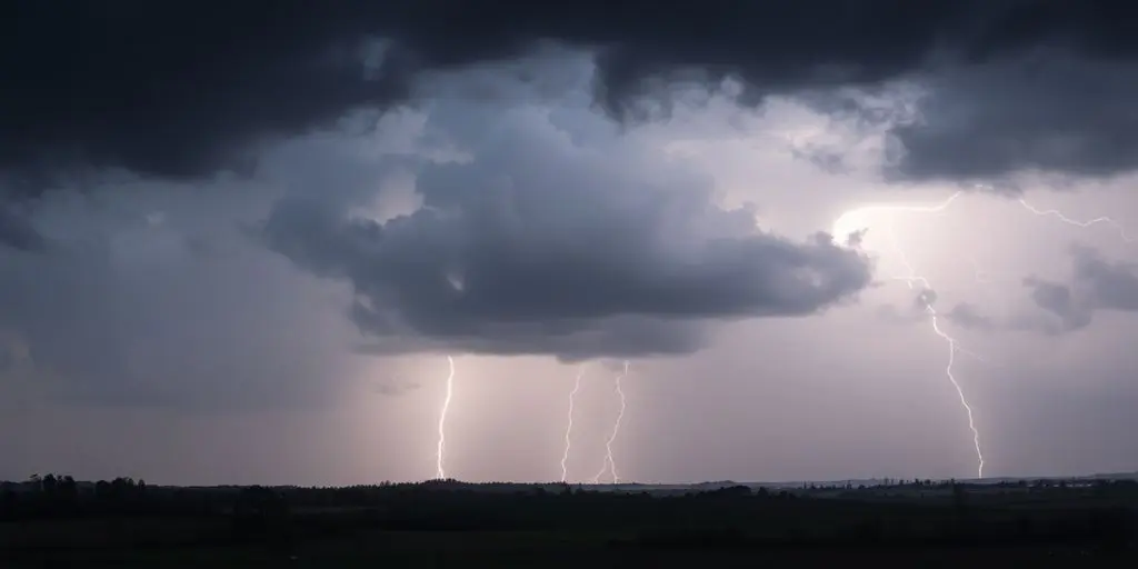 Ciel orageux avec éclairs sur un paysage français.