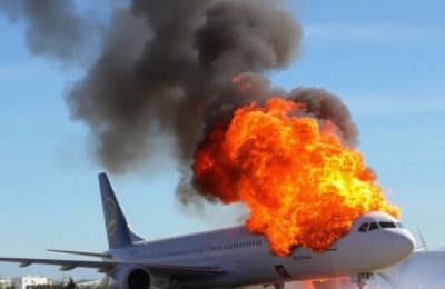 Avion Boeing en feu à l'aéroport de Denver.