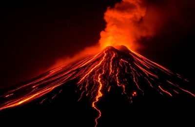 Éruption du volcan Etna avec des coulées de lave.