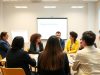 Groupe divers de demandeurs d'emploi dans un atelier.