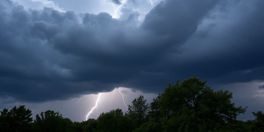 Ciel orageux avec éclairs et pluie intense.