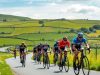 Cyclistes dans la campagne bretonne pendant la course.