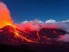Éruption explosive de l'Etna illuminant le ciel nocturne.