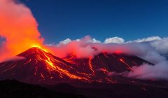 Éruption explosive de l'Etna illuminant le ciel nocturne.