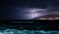 Ciel orageux au large de la Grèce après un séisme.