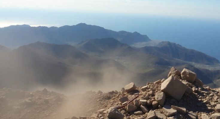 Séisme en Crète, paysage montagneux avec débris visibles.
