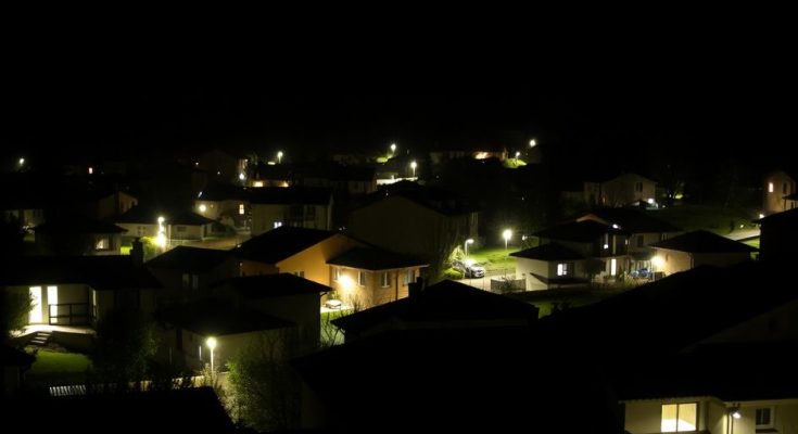 Maisons sombres dans les Alpes-Maritimes, panne d'électricité.