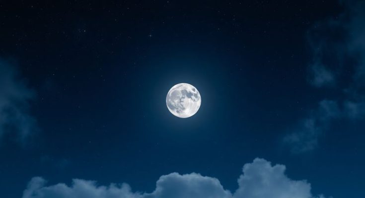 Une nouvelle lune brillante dans un ciel étoilé.