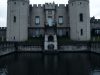 Château avec des douves et de l'eau sombre