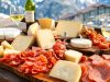 Assortiment de fromages et charcuteries sur planche en bois