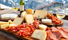Assortiment de fromages et charcuteries sur planche en bois