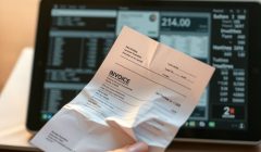 Auto-entrepreneur perplexe devant des factures numériques complexes.