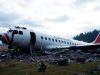 Épave d'avion avec des débris dispersés et les secours