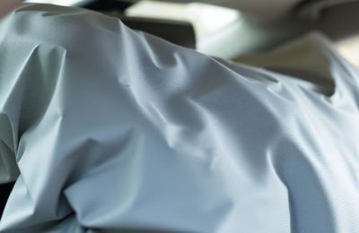 Airbag déployé après un accident.