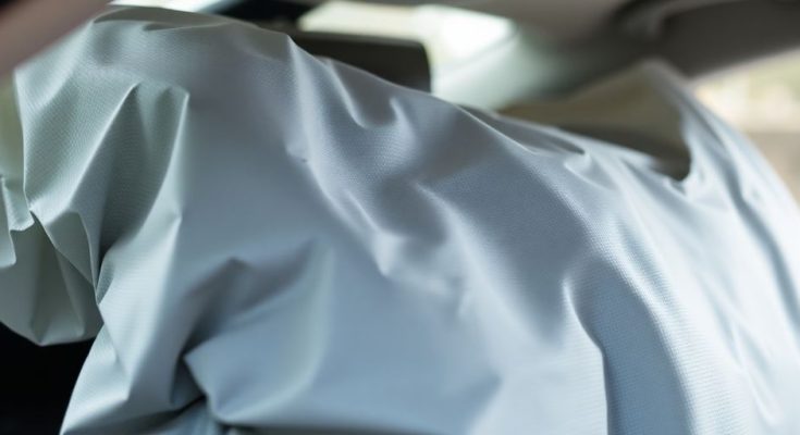 Airbag déployé après un accident.
