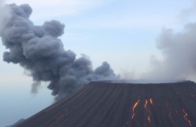 Volcan Lewotobi Laki-Laki en éruption, fumée et cendres. Photo.