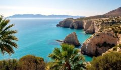 Paysage méditerranéen ensoleillé avec mer et montagne