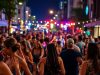 Foule joyeuse dansant lors de la Fête de la Musique