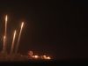 Missiles iraniens lancés, ciel nocturne embrasé.