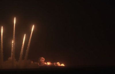 Missiles iraniens lancés, ciel nocturne embrasé.