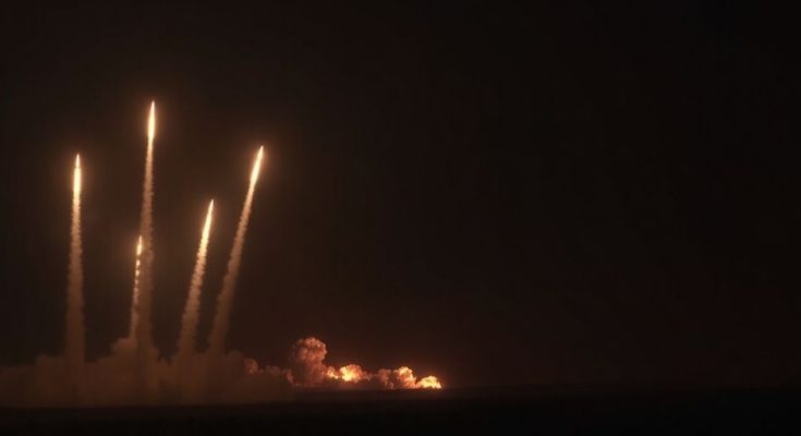 Missiles iraniens lancés, ciel nocturne embrasé.