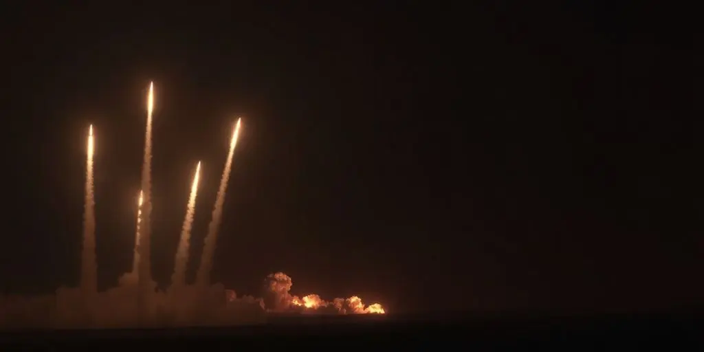 Missiles iraniens lancés, ciel nocturne embrasé.