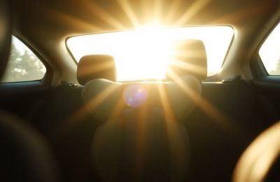 Intérieur voiture chaude, siège bébé vide