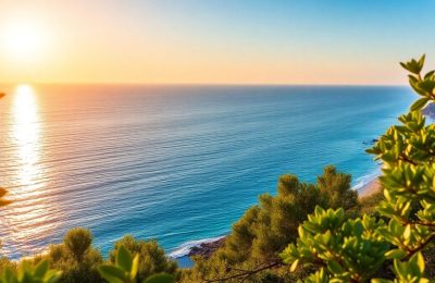 Paysage côtier du Var, mer Méditerranée au coucher du soleil.