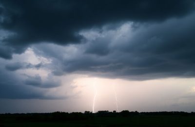 Carte de France orages foudre nuages sombres