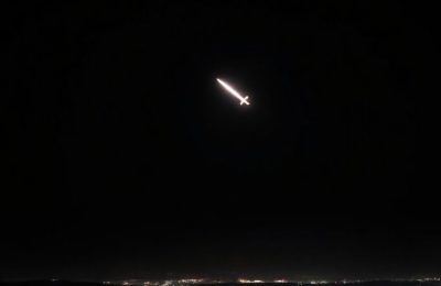 Missile fendant le ciel nocturne au-dessus d'Israël