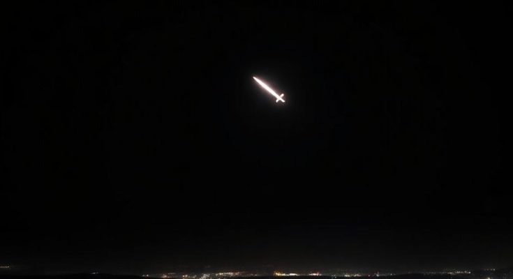 Missile fendant le ciel nocturne au-dessus d'Israël