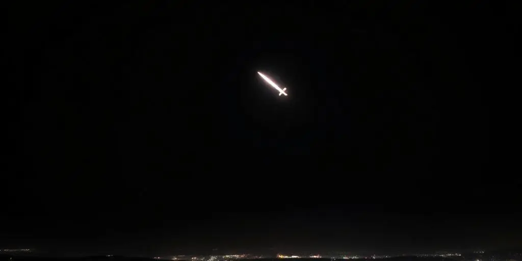 Missile fendant le ciel nocturne au-dessus d'Israël