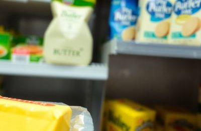 Paquet de beurre contaminé dans un supermarché Leclerc.