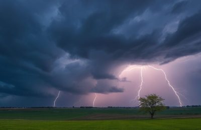 Ciel orageux menaçant sur la campagne française.