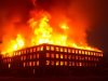 Bâtiment en feu, flammes intenses, fumée épaisse