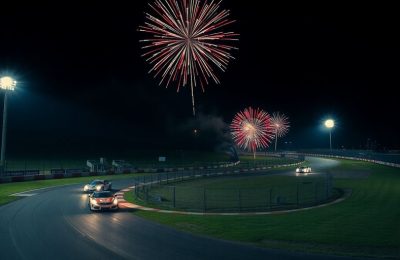 Course automobile avec feux d'artifice.