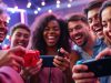 Gamers heureux jouant à la Nintendo Switch 2.