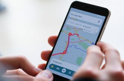 Téléphone affichant Google Maps avec des itinéraires