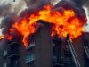 Immeuble en feu avec des flammes et de la fumée