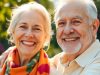 Couple senior souriant célébrant l'été en plein air