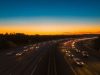 Voitures sur autoroute, soleil couchant