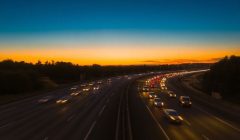 Voitures sur autoroute, soleil couchant
