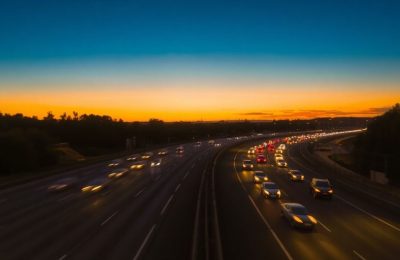 Voitures sur autoroute, soleil couchant