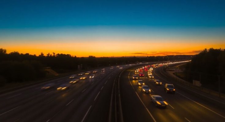 Voitures sur autoroute, soleil couchant
