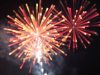 Feux d'artifice éclatants sur fond nocturne.