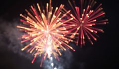 Feux d'artifice éclatants sur fond nocturne.