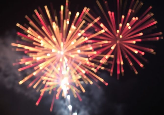 Feux d'artifice éclatants sur fond nocturne.